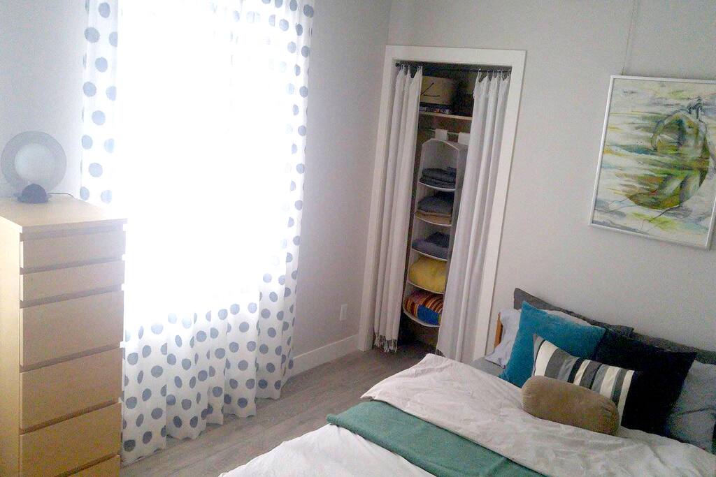 Lit très confortable et penderie