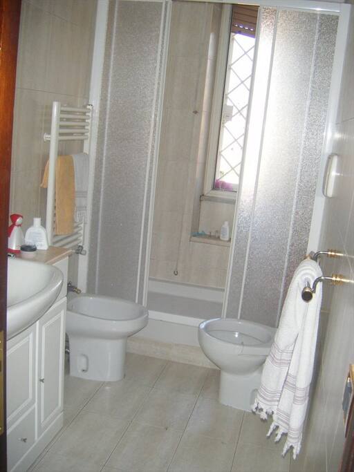 Bagno con box doccia gigante (120x80), l'ideale per rilassarsi a fine giornata