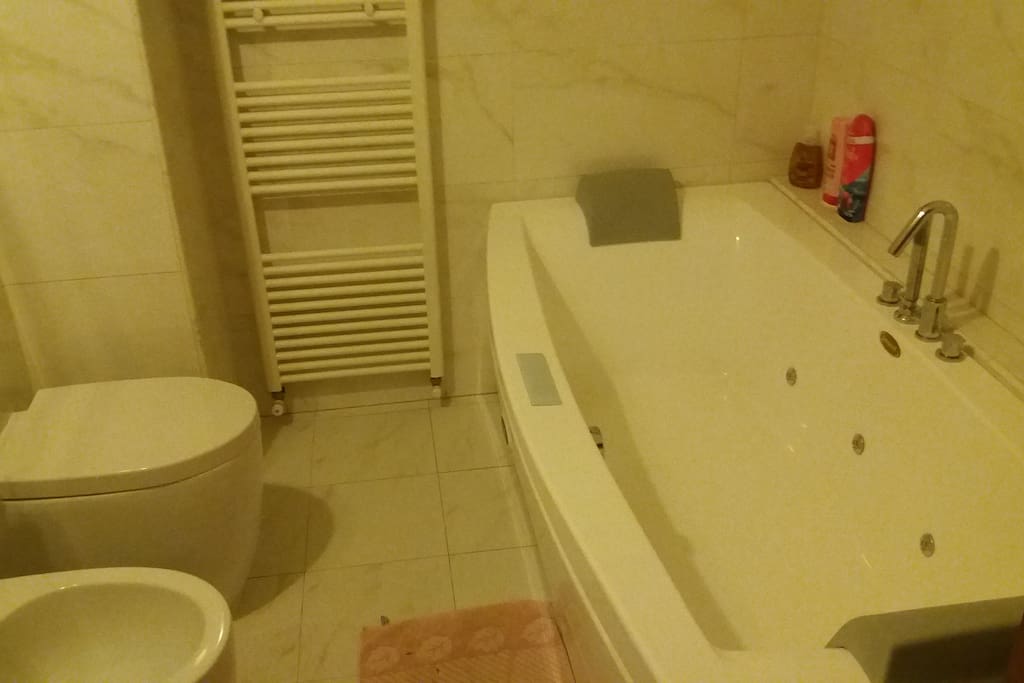 Bagno con vasca Jacuzzi biposto