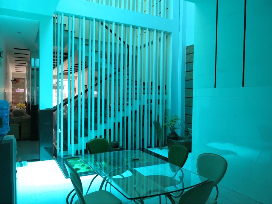 From the kitchen outlook the front house, there is also an aquarium there