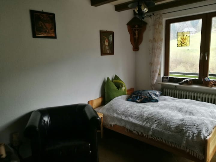 dormitorio pequeño, con chimenea, cama francesa de 140 cm de ancho