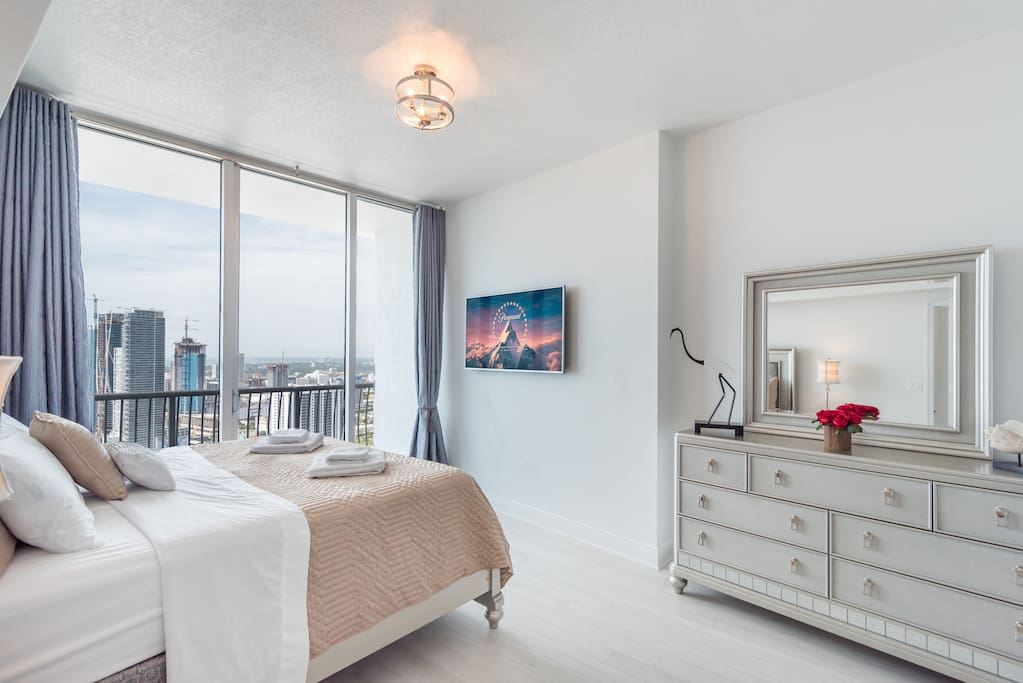Deluxe bedroom with a great city view