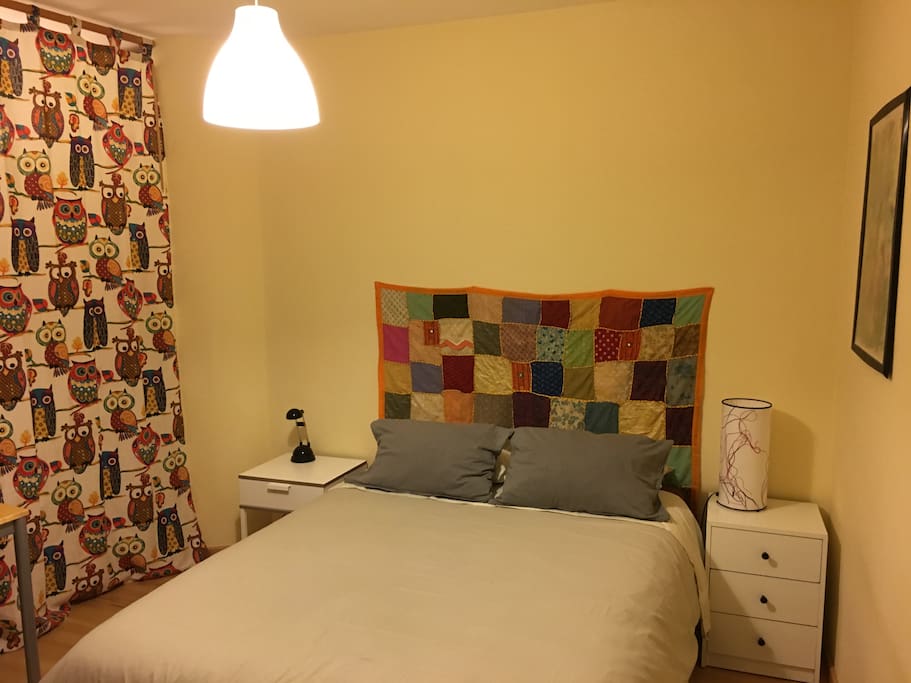 La habitación dormitorio, cama de matromonio.