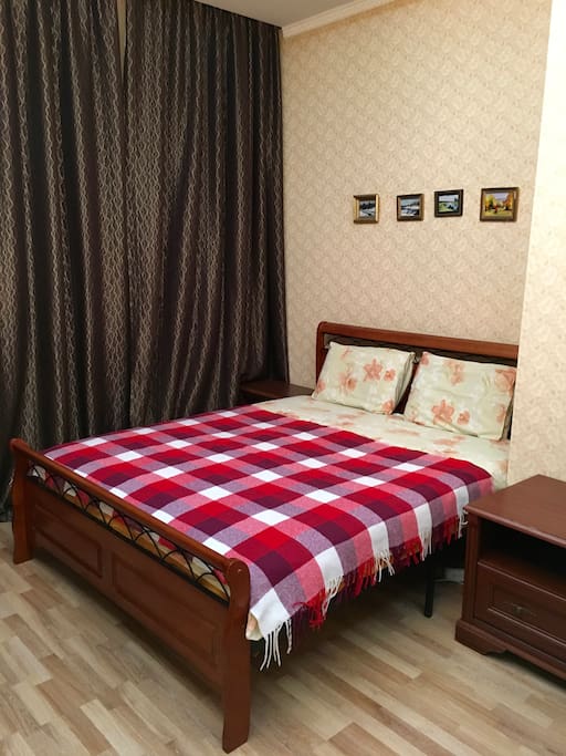 Гостиная-Спальня: кровать (160 см ширина), прикроватный столик, окно за шторой