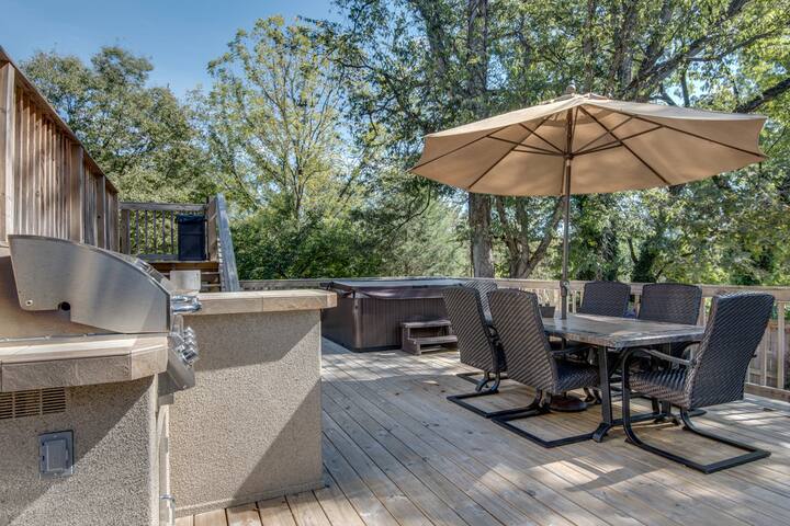 4 Br-hot tub/big deck – 3 miles to Broadway ! gallery image 2