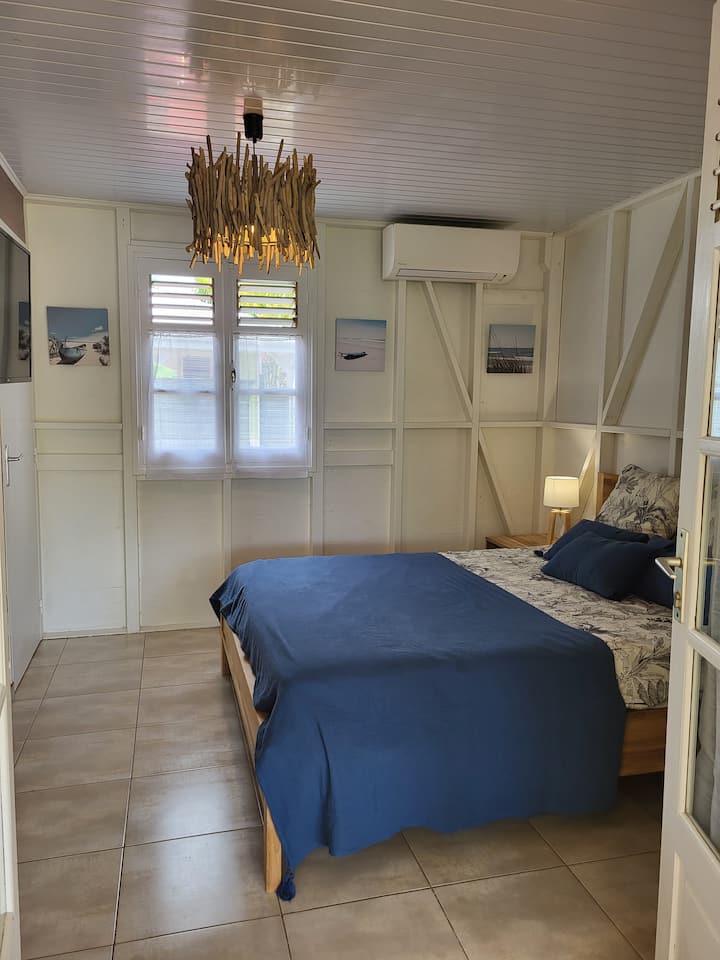 Bungalow avec terrasse vue mer pour 2 personnes (jamais loué séparément) mis à la disposition des locataires de plus de 8 personnes. Lit 160x200. Salle d'eau, wc. 