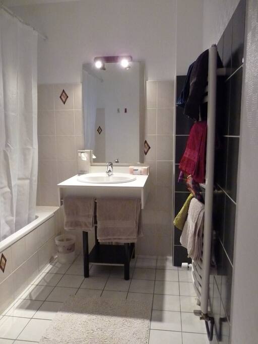 la salle de bain - baignoire/douche