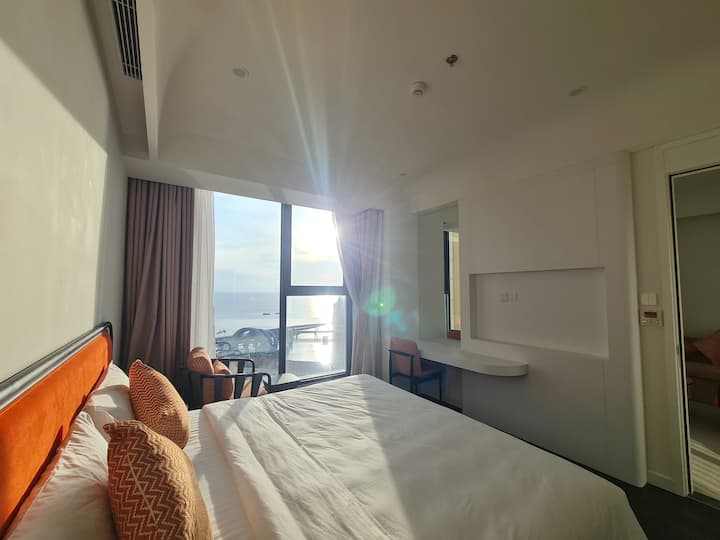 ห้องนอนใหญ่ที่หันหน้าไปทางทะเลดีมาก ทั้งการนอนและการชมพระอาทิตย์ตกจากด้านบน และการชมดอกไม้ไฟจากห้อง
ชมการแสดงศิลปะ "จูบแห่งท้องทะเล" ที่หลากหลายจากห้องนอน