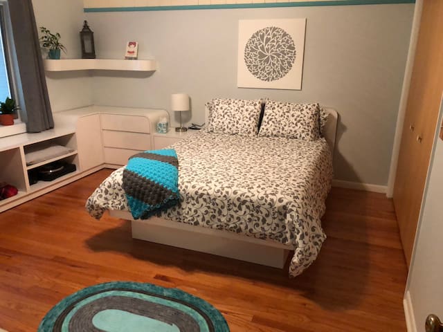 Clean/Comfy Glen Ellyn Room Near Wheaton College