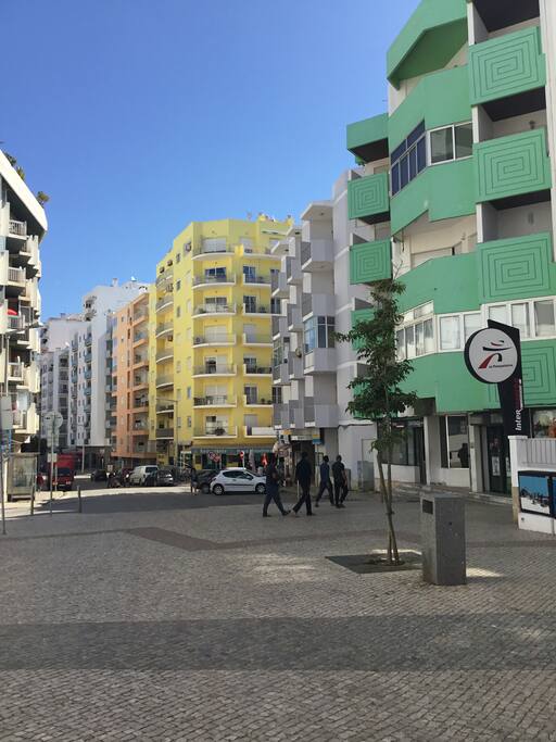 Supermarché au bout de la rue