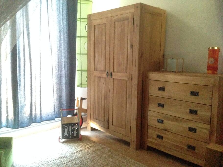 Mise à disposition d'un coté de l'armoire (avec penderie)