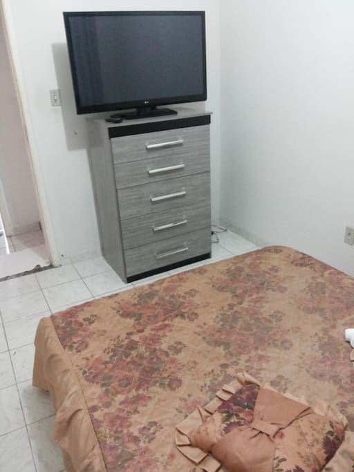 TV e pequeno gaveteiro.