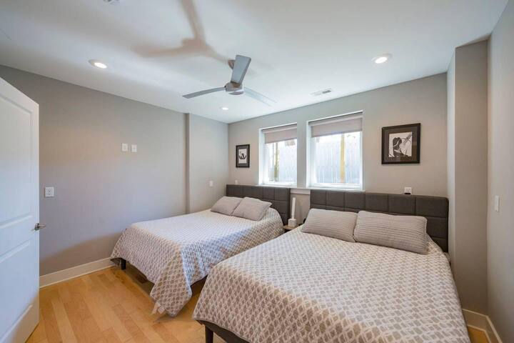 NashNash – 2 Units. 4BR. 5BA. Rooftop/Balconies! gallery image 5