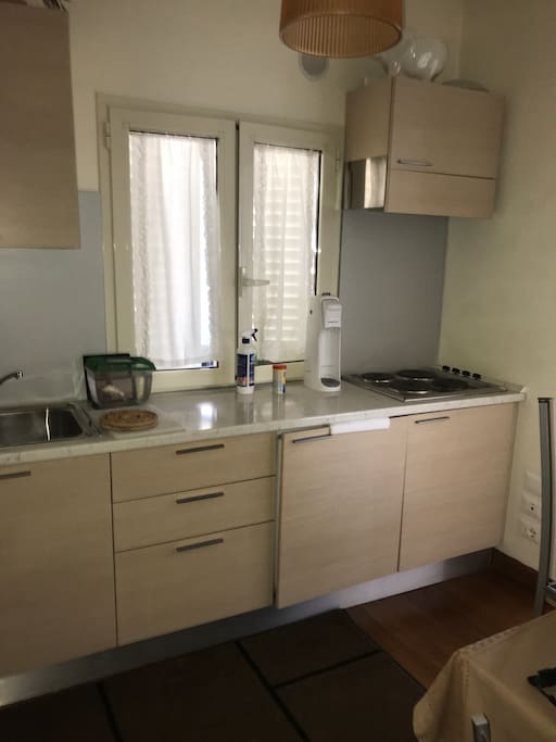 cucin con lavastoviglie e piastre a conduzione e frigorifero
