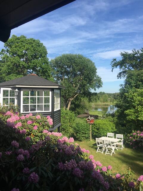 Cottage near the water and lake views