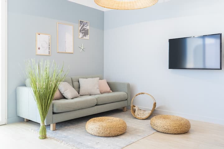 Salon avec 1 canapé, Smart TV (Netflix gratuit), wifi gratuit, accès au balcon