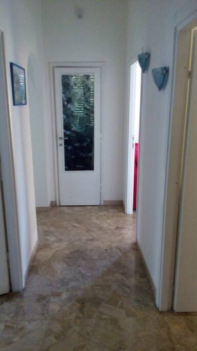 Corridoio di ingresso. Sulla destra c'è la cameretta e poi il salone. Sulla sinistra la camera da letto e poi un piccolo corridoio su cui si affacciano il bagno e la cucina. Di fronte un piccolo stanzino che funge da dispensa.