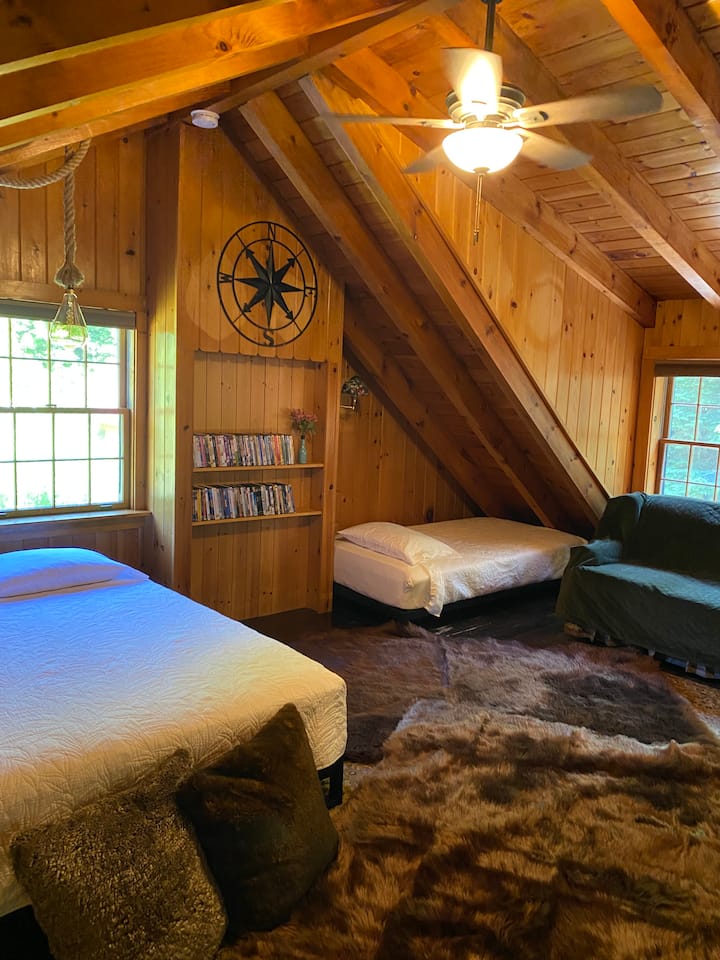 Лофт с двойно легло и единични легла