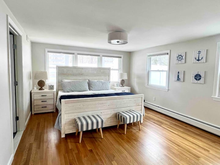 غرفة نوم رئيسية في الطابق الأول بحمام كامل