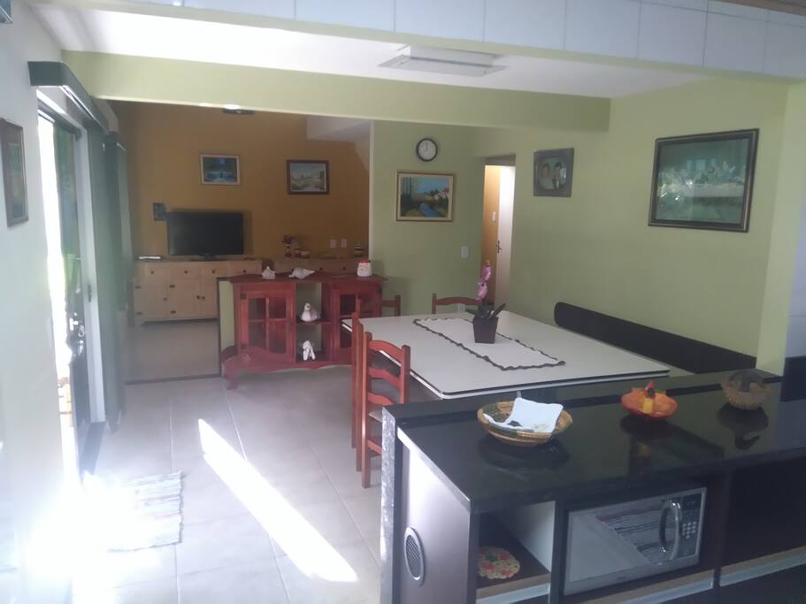 Cozinha, jantar e sala de estar ao fundo