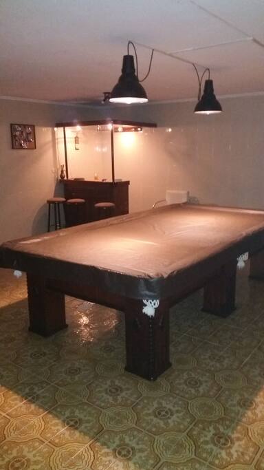 A Mesa profissional de sinuca e o bar de baixo