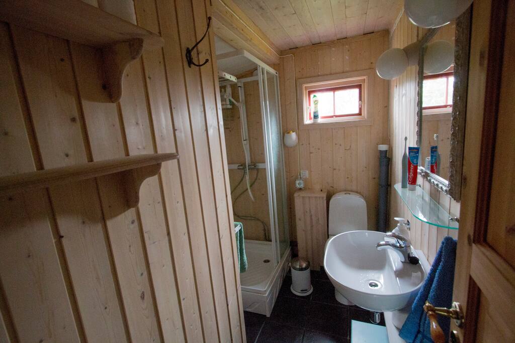 Bad med wc og behagelig dusj