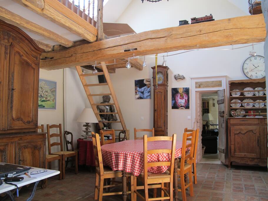 La salle à manger pour le petit déjeuner et la table d'hôtes