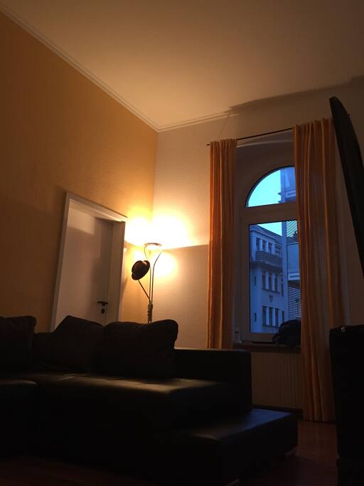 Wohnzimmer mit ausziehbarer Designercouch und Flat-TV