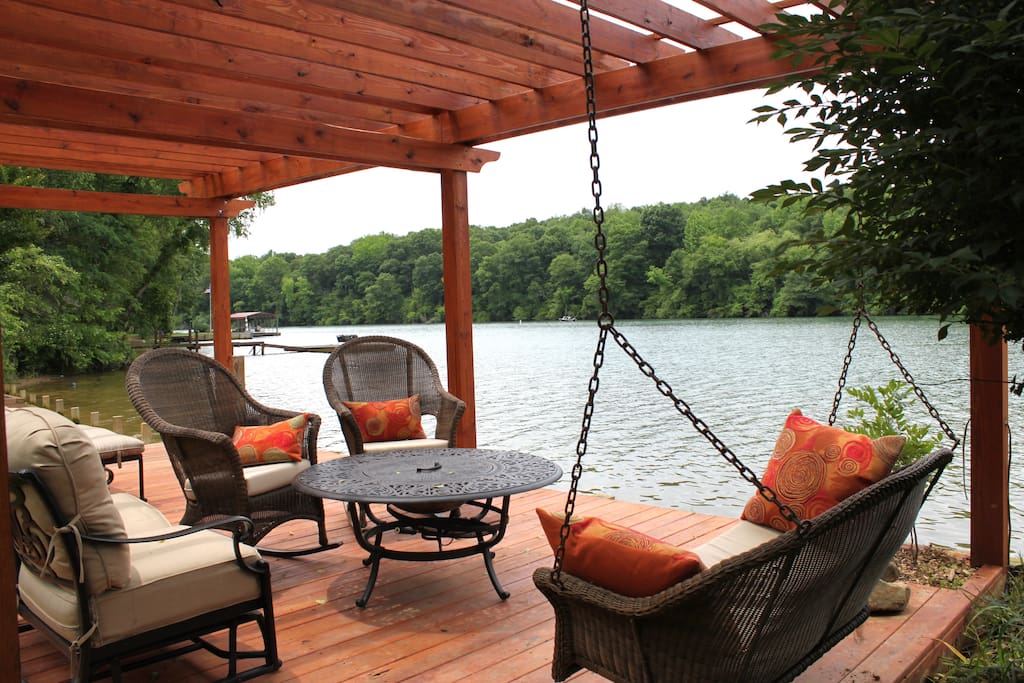 pergola to relax in front of lake