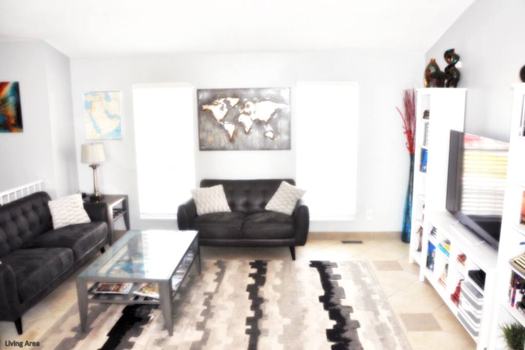 Family room with lots of books on Denver, Colorado, Hiking, and local activities.