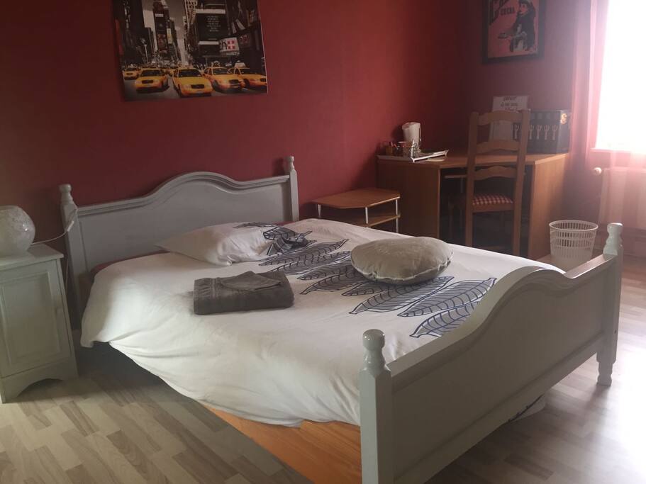 Chambre spacieuse et lumineuse