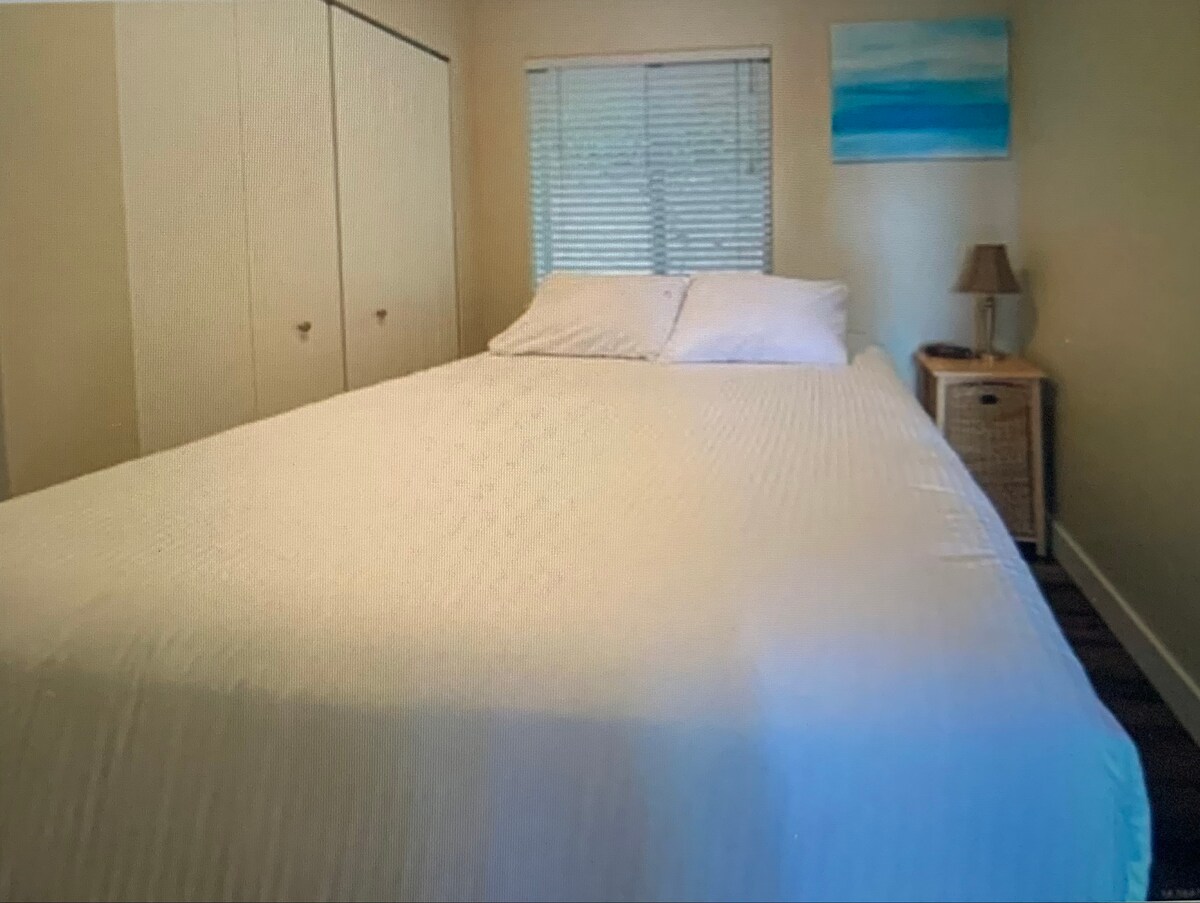 Cama tamaño queen en el dormitorio