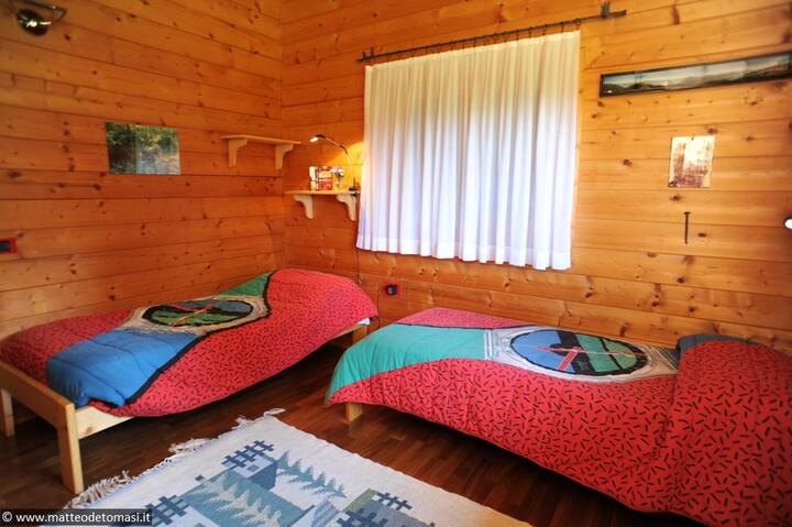 غرفة بسريرين مع إمكانية تحويلهما إلى سرير مزدوج.