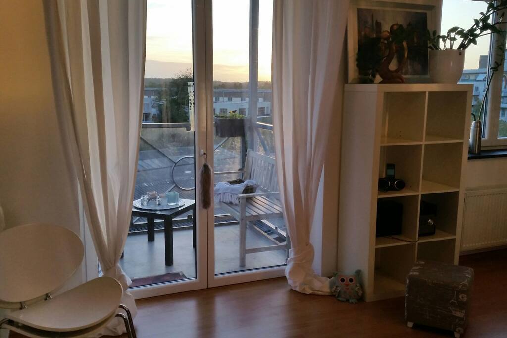 Wohnzimmer mit Ausblick auf den Balkon