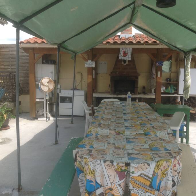 Cuisine extérieure avec terasse sous tonnelle et barbecue