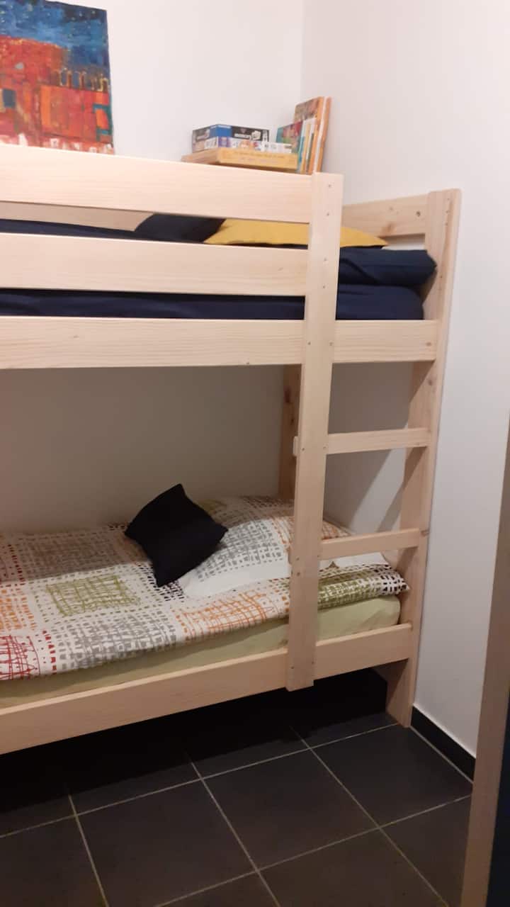 带80 x 180双层床的卧室