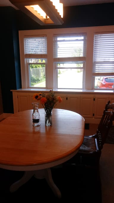 Dining room with bay window