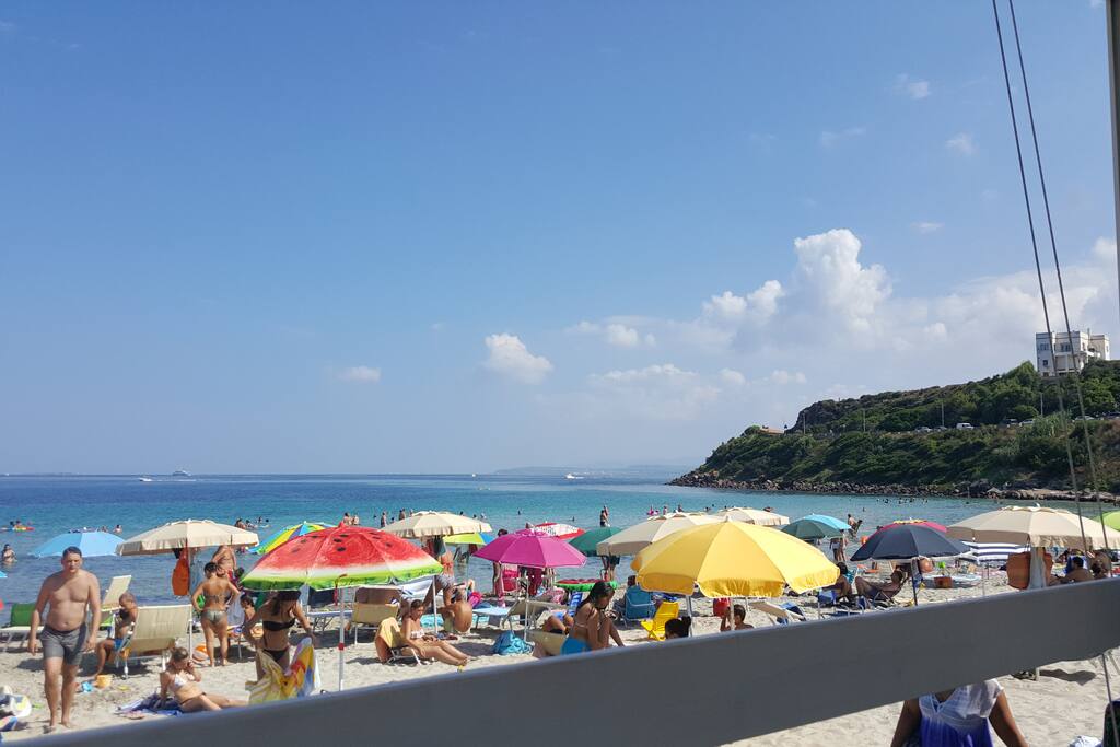 Spiaggia a 50 metri dal residance, vista dal ristorante