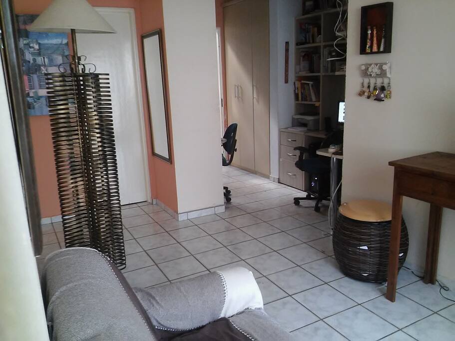 Sala com escritório integrado.