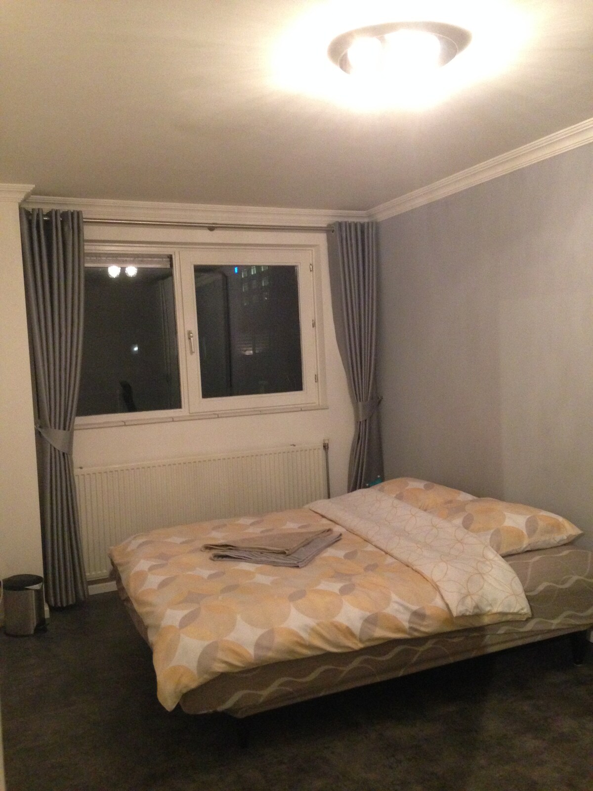 2 postele pre hostí (výhľad na noc)