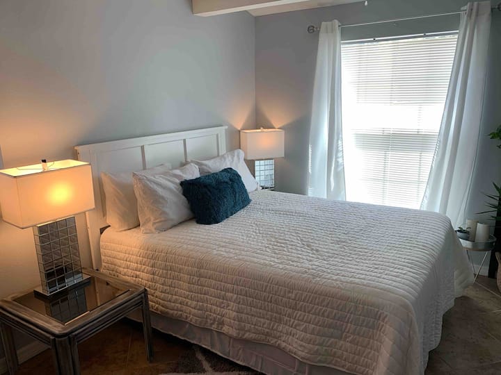 Dormitorio 1: suite principal. Nueva cama tamaño queen con colchón con cremallera y protectores de almohadas, TV inteligente montada en la pared, mecedora y área de lectura con libros, espacio de trabajo privado perfecto para llamadas de Zoom y trabajo remoto. Armario, portaequipajes. Baño completo.