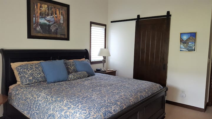 Dormitorio principal #1 con cama king, en el segundo piso, con puerta de granero al baño