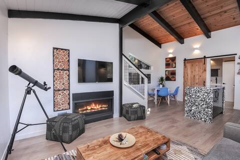 Hilltop Boulder Shack | Hot Tub · King Bed · Views