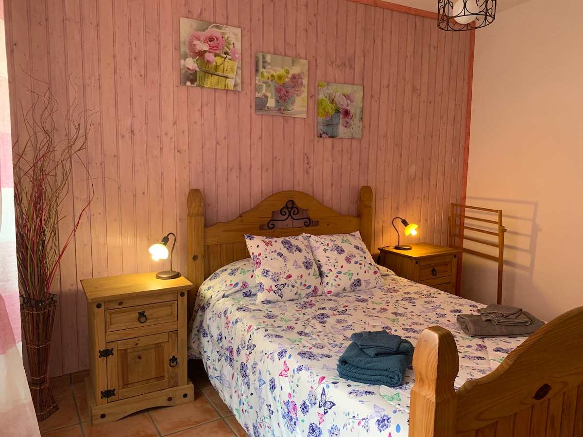 Dormitorio grande. Se puede añadir una cuna para bebé. 