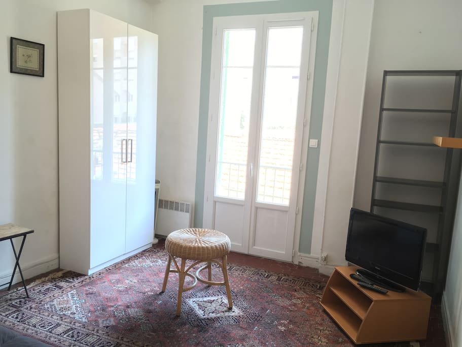 Salon avec accès balcon