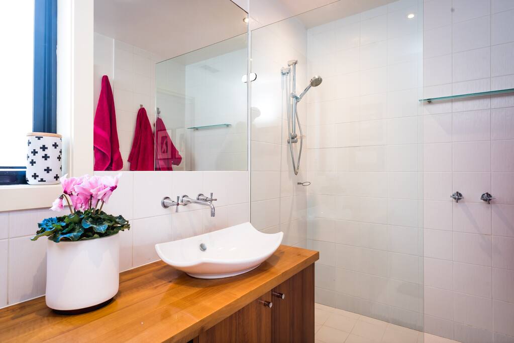 Ensuite to main bedroom.