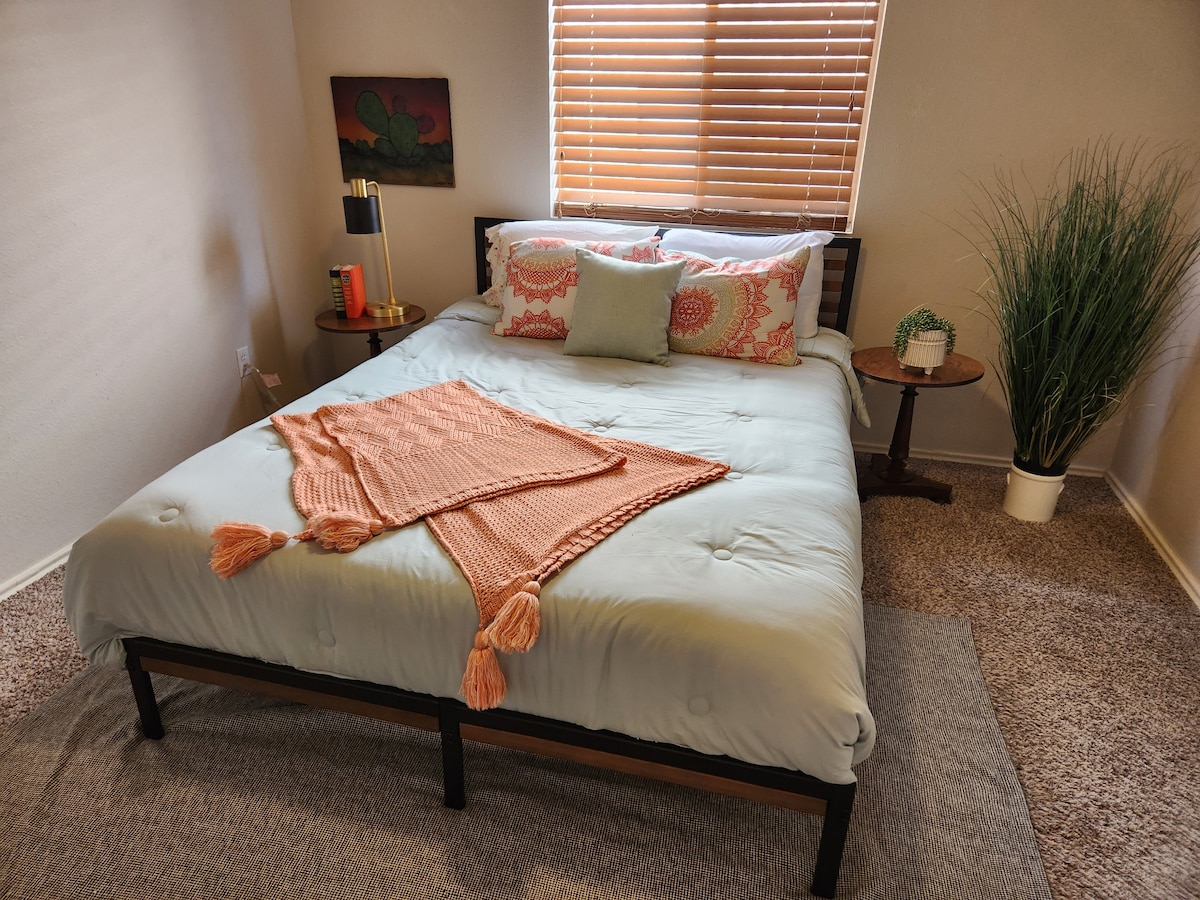 מיטת קווין וטלוויזיה חכמה בחדר השינה