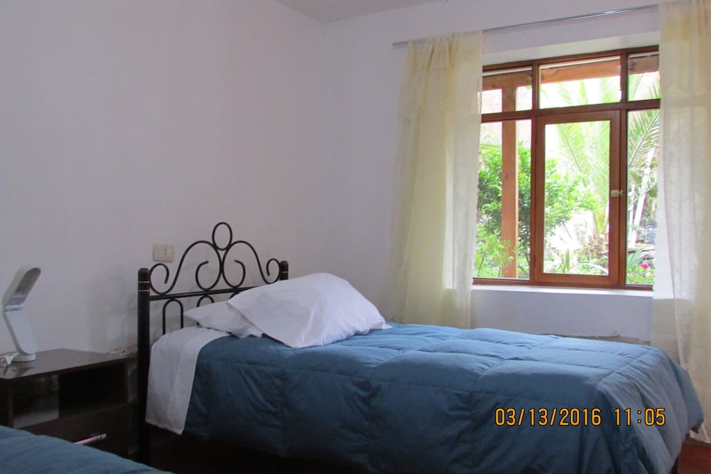 Habitación doble con baño privado.