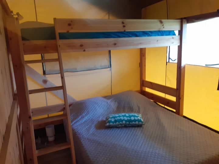 140张床， 90个夹层