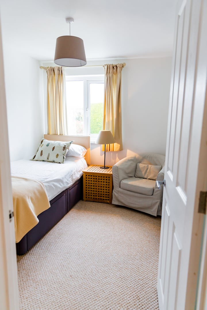 Single Bedroom to the rear of the Cottage 